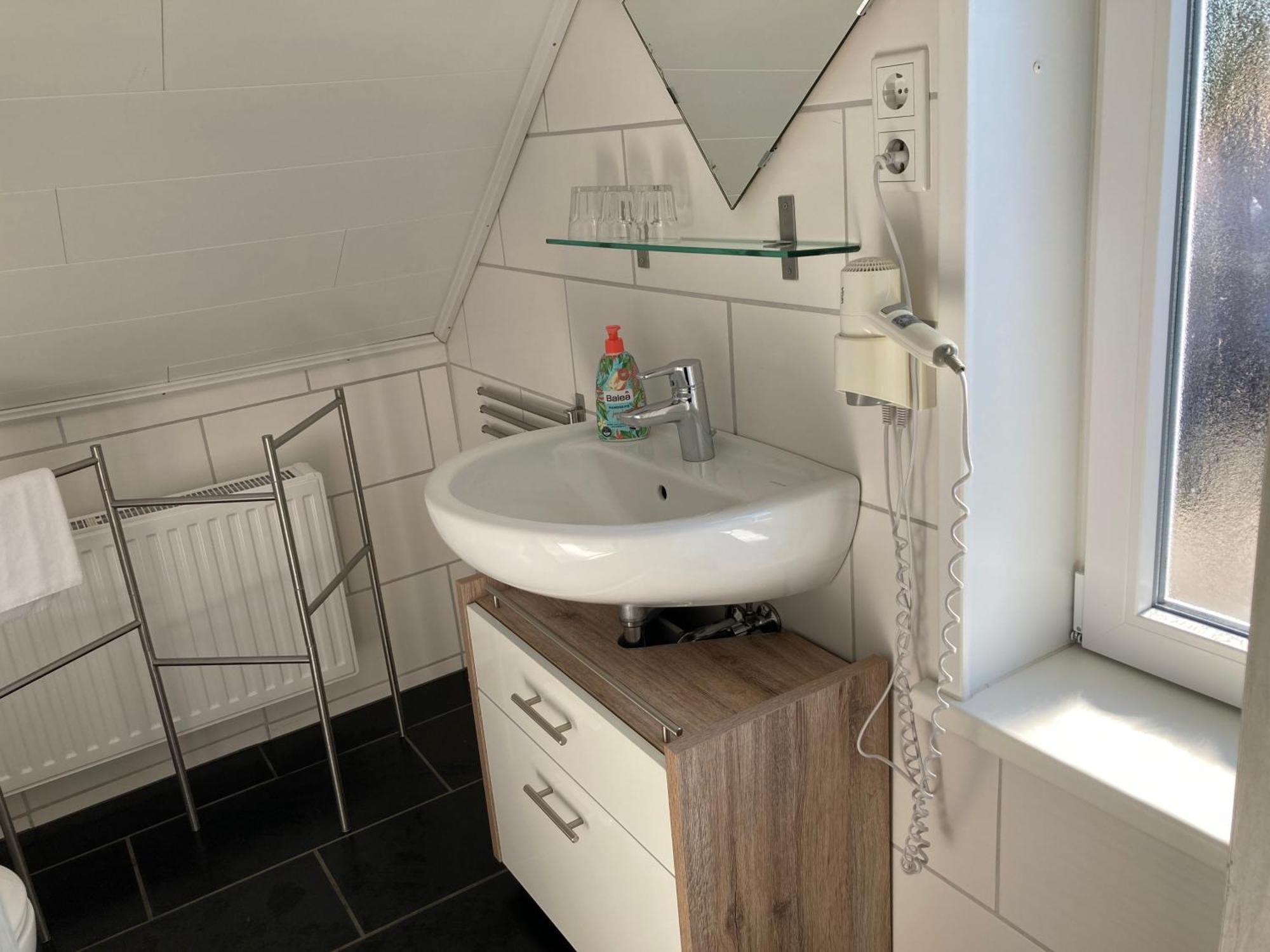 Haus Krabbe Apartments, Zentral Gelegen Im Idyllischen Nordseeort Zwischen Bremerhaven Und Cuxhaven, Hunde Kostenfrei Willkommen, Hauseigene Kostenfreie Parkplaetze Wremen Luaran gambar